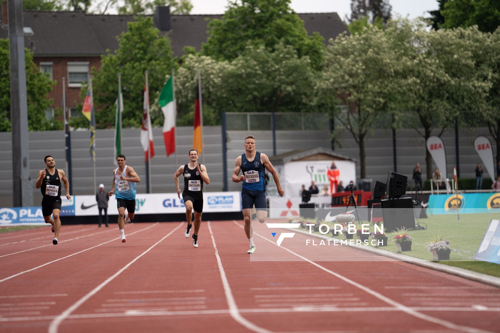 Nico Beckers (LAV Bayer Uerdingen/Dormagen) vor Luca Dieckmann (SSV Ulm 1846) auf der Zielgeraden beim 400mLauf am 07.05.2022 beim Stadtwerke Ratingen Mehrkampf-Meeting 2022 in Ratingen